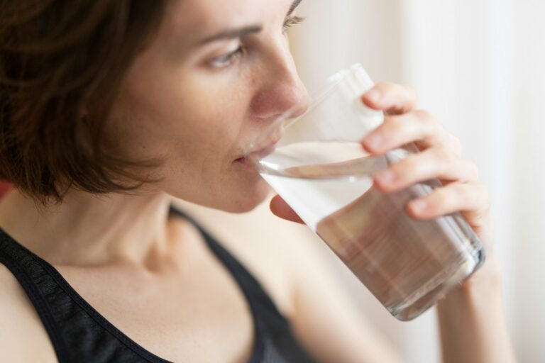 Водный баланс: сколько воды нужно пить на самом деле и как выработать привычку